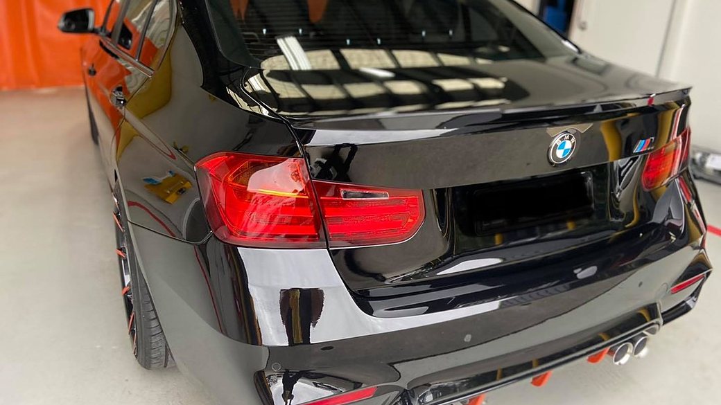 Gloss-black BMW M3 with a mirror finish, in the CDS studio